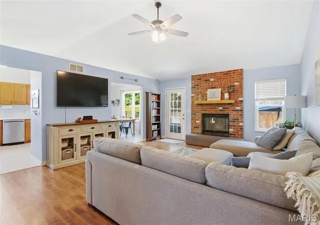 Photo 3 of Sale Pending at 10 Spring Terrace Ct, Columbia, IL 62236 | MLS# MIS26044075 | Listing updated on 2026-08-29