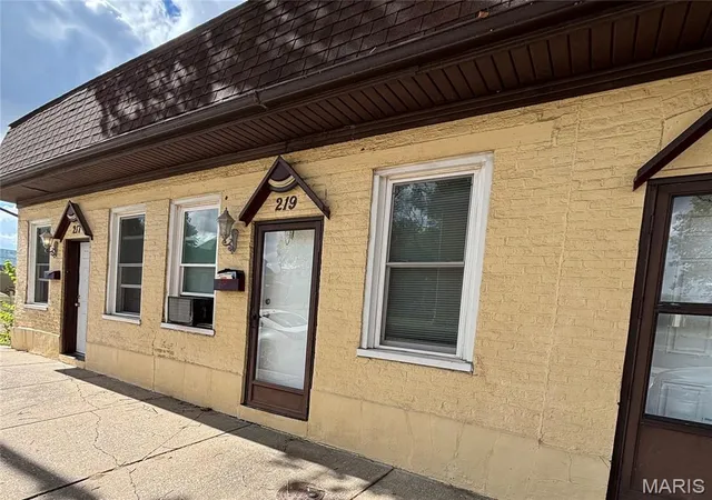 2nd image of 219 N High St, Belleville, IL 62220 | MLS# MIS26044138