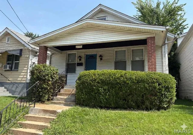 Photo 1 of Single family home for sale at 4083 Schiller Pl, St Louis, MO 63116 | MLS# MIS26044172 | Listing updated on 2026-08-18