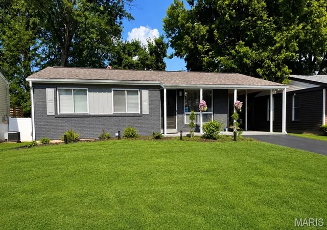 Homes for sale in Maryland Heights, MO | 2865 Cherry Point Ln, Maryland Heights, MO 63043 | MLS# MIS26044187