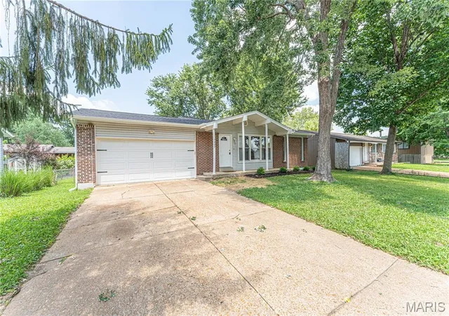 Photo 2 of Sale Pending at 1405 Birch Dr, Pacific, MO 63069 | MLS# MIS26044214 | Listing updated on 2026-09-23