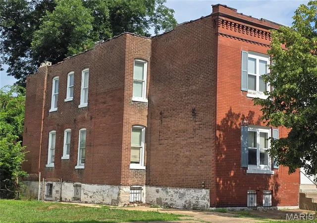Photo 2 of Sale Pending at 4555 S Compton Ave, Saint Louis, MO 63111 | MLS# MIS26044220 | Listing updated on 2026-08-11