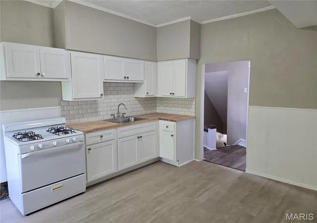 Photo 4 of Sale Pending at 4555 S Compton Ave, Saint Louis, MO 63111 | MLS# MIS26044220 | Listing updated on 2026-08-11