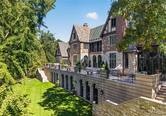 Photo 3 of Single family home for sale at 23 Carrswold Dr, Saint Louis, MO 63105 | MLS# MIS26044266 | Listing updated on 2026-10-23