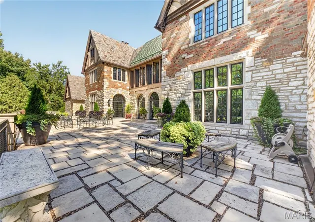 Photo 4 of Single family home for sale at 23 Carrswold Dr, Saint Louis, MO 63105 | MLS# MIS26044266 | Listing updated on 2026-10-23