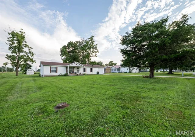 Homes for sale in Patoka, IL | 405 E Fayette Ave, Patoka, IL 62875 | MLS# MIS26044294