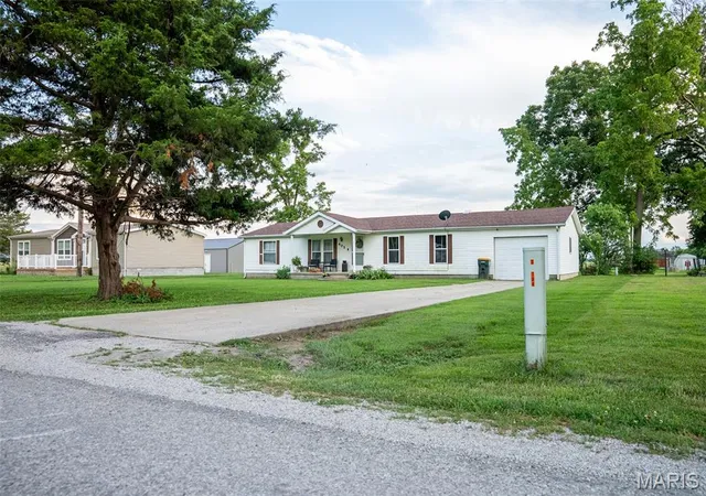 Homes for sale in Patoka, IL | 405 E Fayette Ave, Patoka, IL 62875 | MLS# MIS26044294