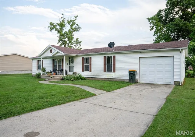 Homes for sale in Patoka, IL | 405 E Fayette Ave, Patoka, IL 62875 | MLS# MIS26044294