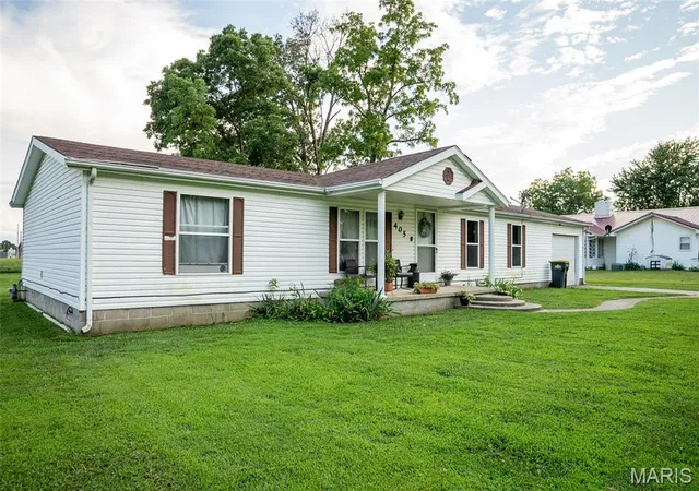 Homes for sale in Patoka, IL | 405 E Fayette Ave, Patoka, IL 62875 | MLS# MIS26044294