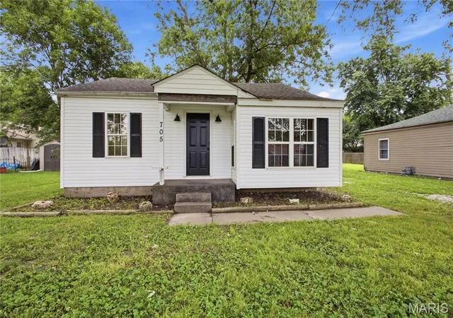 Homes for sale in Jerseyville, IL | 705 S Arch St, Jerseyville, IL 62052 | MLS# MIS26044341