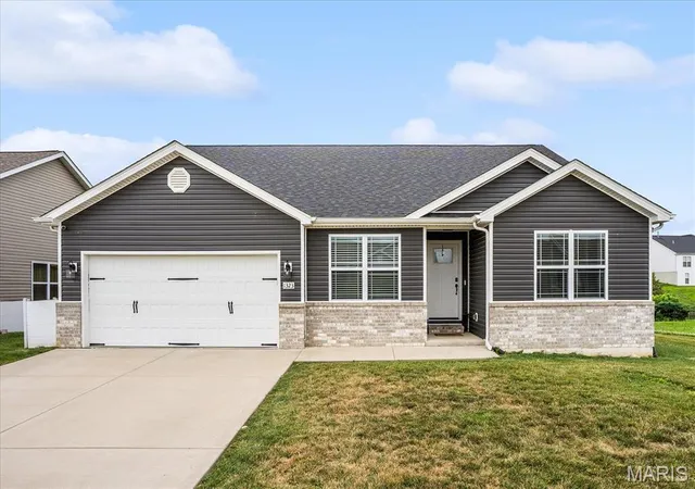 Photo 1 of Single family home for sale at 1323 Orchard Lakes Cir, Belleville, IL 62220 | MLS# MIS26044363 | Listing updated on 2026-09-14