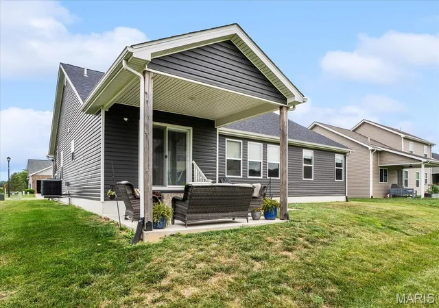 2nd image of 1323 Orchard Lakes Cir, Belleville, IL 62220 | MLS# MIS26044363
