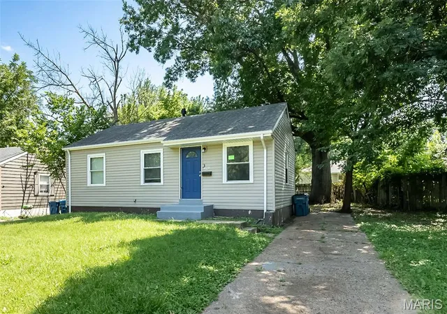 Photo 3 of Sale Pending at 428 Crawford Rd, St Louis, MO 63137 | MLS# MIS26044369 | Listing updated on 2026-09-08