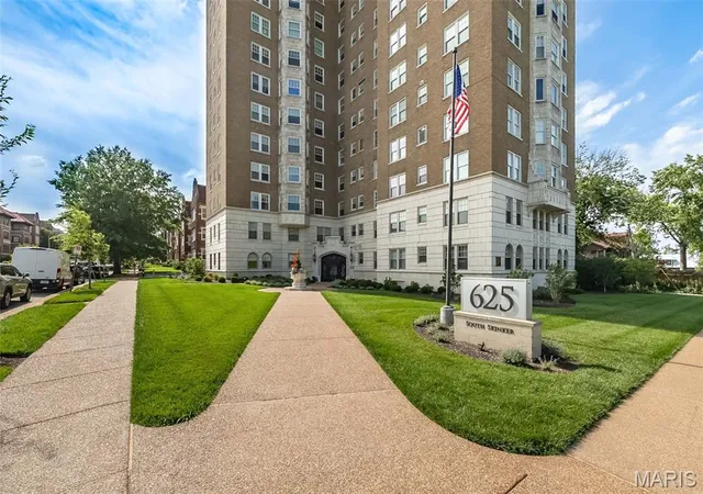 Photo 2 of Condo for sale at 625 S Skinker Blvd #401, Saint Louis, MO 63105 | MLS# MIS26044406 | Listing updated on 2026-09-05