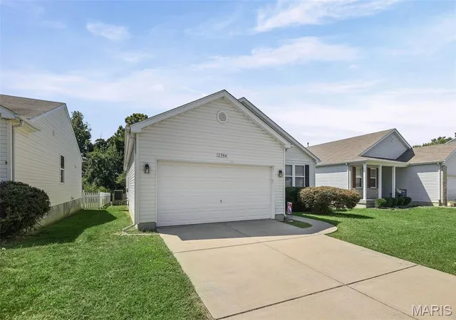 Photo 2 of Single family home for sale at 2544 Wintercreek Dr, Belleville, IL 62221 | MLS# MIS26044408 | Listing updated on 2026-09-05