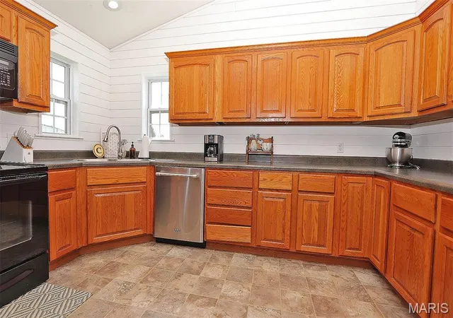 Photo 3 of Sale Pending at 109 Sunset Ct, Farmington, MO 63640 | MLS# MIS26044411 | Listing updated on 2026-09-26
