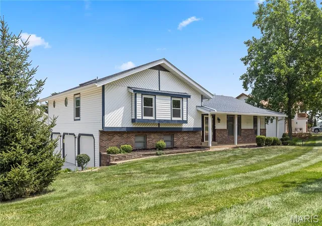 Photo 1 of Single family home for sale at 3 Harbor Point Ct, Lake Saint Louis, MO 63367 | MLS# MIS26044440 | Listing updated on 2026-09-14