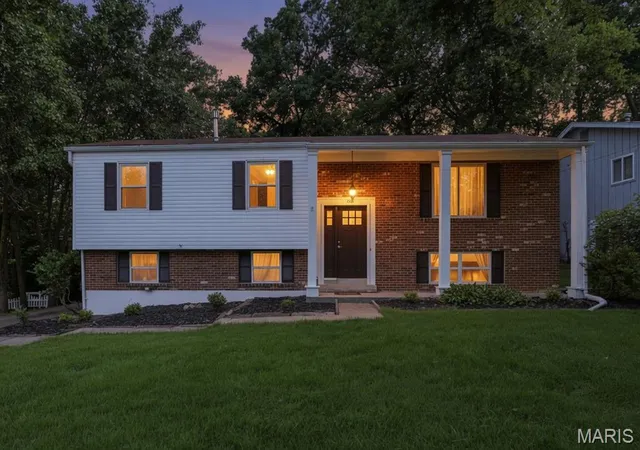 Photo 2 of Single family home for sale at 205 Morewood Dr, Manchester, MO 63011 | MLS# MIS26044446 | Listing updated on 2026-09-01