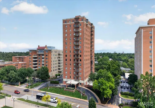 Homes for sale in Clayton, MO | 816 S Hanley Rd #15B, Clayton, MO 63105 | MLS# MIS26044480