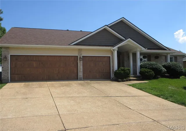 3rd image of 3122 Piney Pointe Dr, Saint Louis, MO 63129 | MLS# MIS26044506