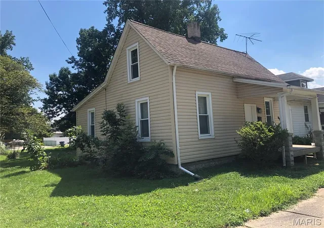 Photo 2 of Single family home for sale at 1024 La Salle St, Belleville, IL 62221 | MLS# MIS26044509 | Listing updated on 2026-08-04