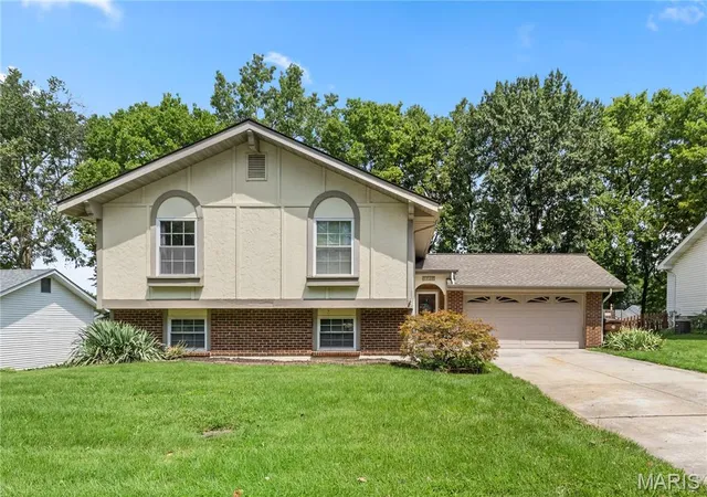 Photo 1 of Sale Pending at 4036 Bellvue Dr, Saint Peters, MO 63376 | MLS# MIS26044518 | Listing updated on 2026-08-27