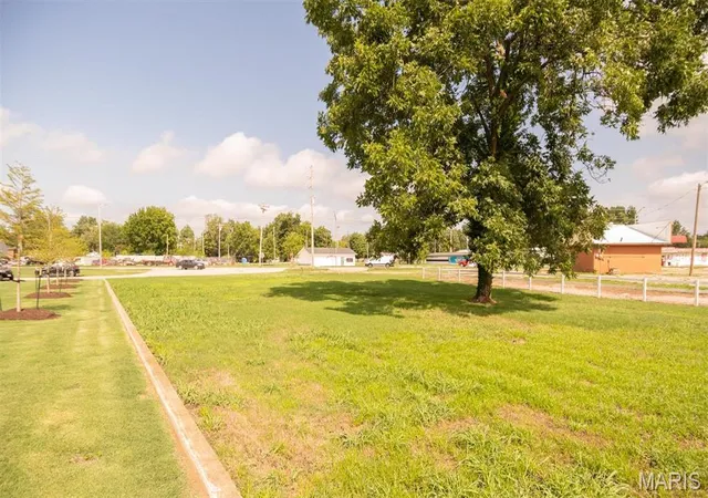 2nd image of 304 N E Street, Poplar Bluff, MO 63901 | MLS# MIS26044539
