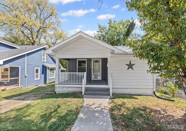 Photo 1 of Single family home for sale at 725 Park Dr, Alton, IL 62002 | MLS# MIS26044553 | Listing updated on 2026-08-18
