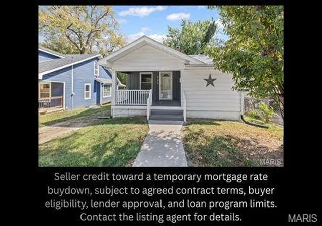 Single family home for sale at 725 Park Dr, Alton, IL 62002 | MLS# MIS26044553
