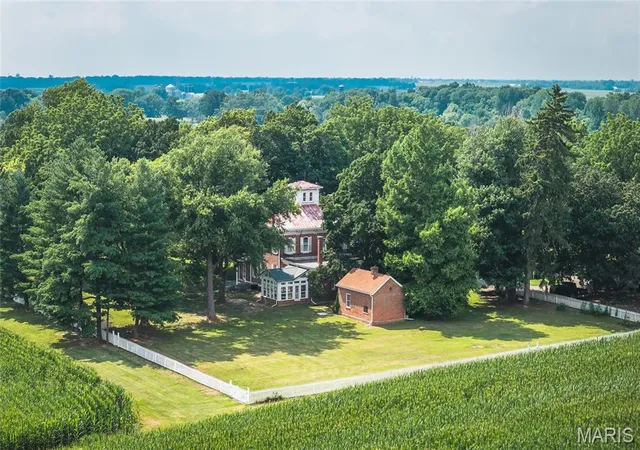 Homes for sale in Edwardsville, IL | 5214 Smith Dr, Edwardsville, IL 62025 | MLS# MIS26044559