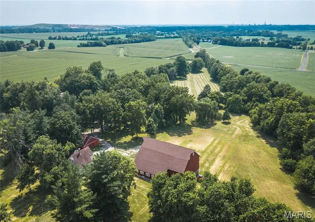 Homes for sale in Edwardsville, IL | 5214 Smith Dr, Edwardsville, IL 62025 | MLS# MIS26044559
