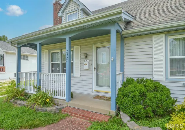Homes for sale in Belleville, IL | 2552 Frank Scott Pkwy W, Belleville, IL 62223 | MLS# MIS26044566
