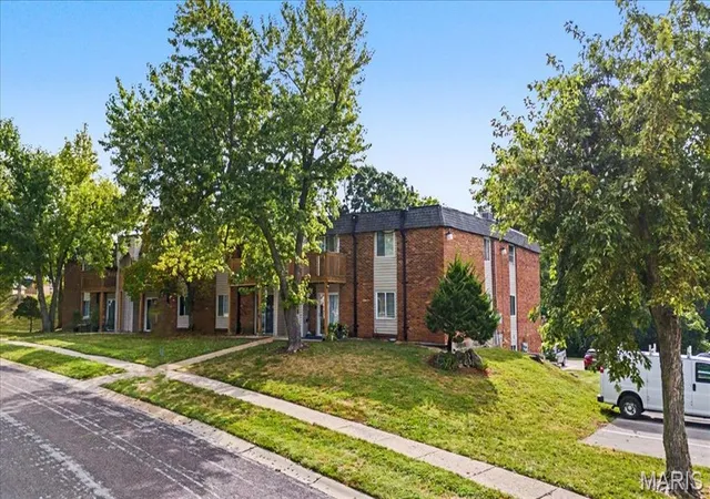 Photo 3 of Sale Pending at 5766 Westphalia Ln #B, Saint Louis, MO 63129 | MLS# MIS26044574 | Listing updated on 2026-10-01