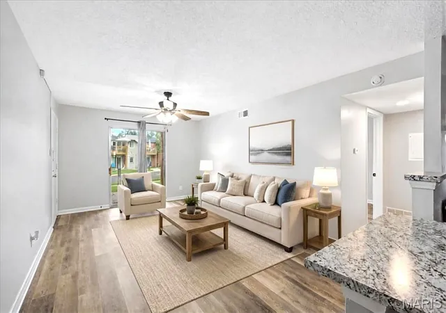Listing Photo 4 - Condo for sale in building located at 5766 Westphalia Ln, St. Louis, MO 63129 - Unit #B