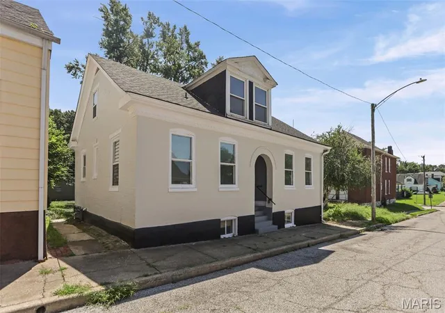 4th image of 312 S Jackson St, Belleville, IL 62220 | MLS# MIS26044590