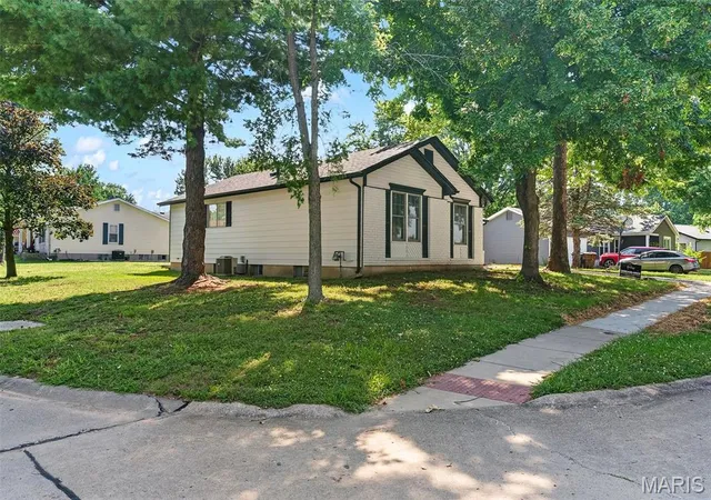 Photo 1 of Single family home for sale at 231 Laurelwood Dr, Saint Peters, MO 63376 | MLS# MIS26044600 | Listing updated on 2026-10-12