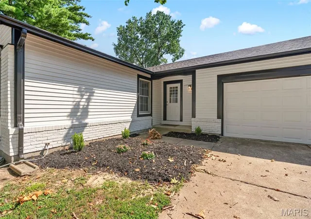Photo 2 of Single family home for sale at 231 Laurelwood Dr, Saint Peters, MO 63376 | MLS# MIS26044600 | Listing updated on 2026-10-12