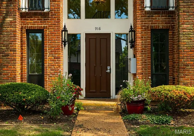 2nd image of 916 Claytonbrook Dr #1, Ballwin, MO 63011 | MLS# MIS26044614