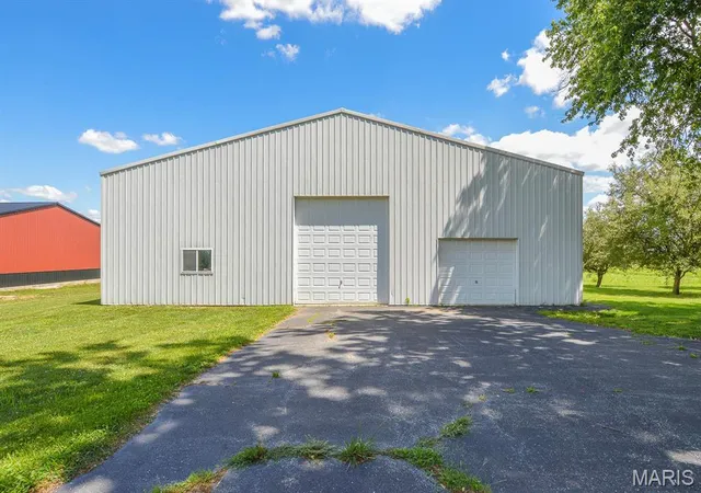 Photo 4 of Sale Pending at 4921 Kk Rd, Waterloo, IL 62298 | MLS# MIS26044660 | Listing updated on 2026-08-13
