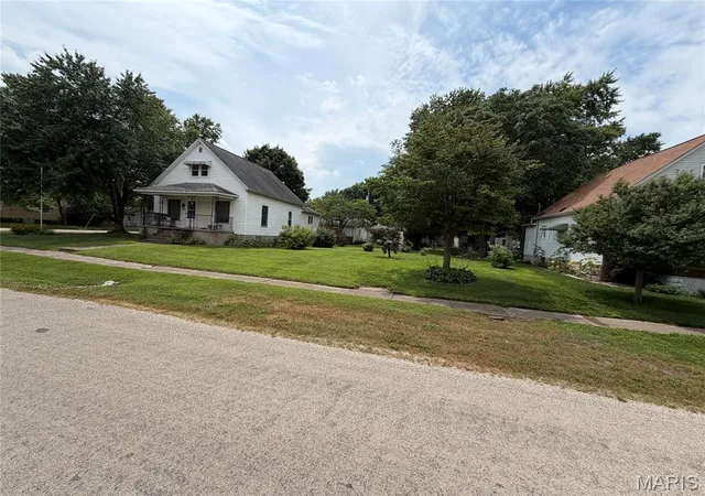 Homes for sale in Nokomis, IL | 526 Sanford Ave, Nokomis, IL 62075 | MLS# MIS26044686