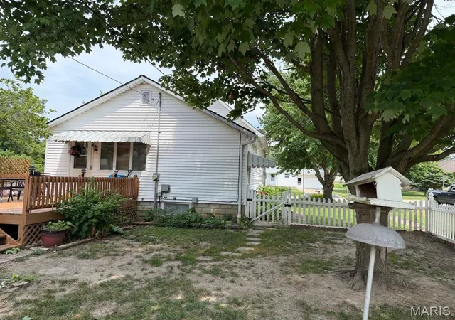 Homes for sale in Nokomis, IL | 526 Sanford Ave, Nokomis, IL 62075 | MLS# MIS26044686
