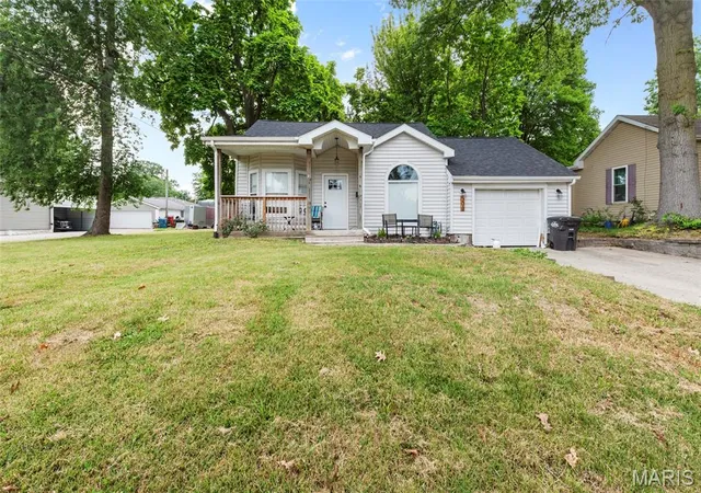 Homes for sale in Troy, IL | 306 Staunton Rd, Troy, IL 62294 | MLS# MIS26044701