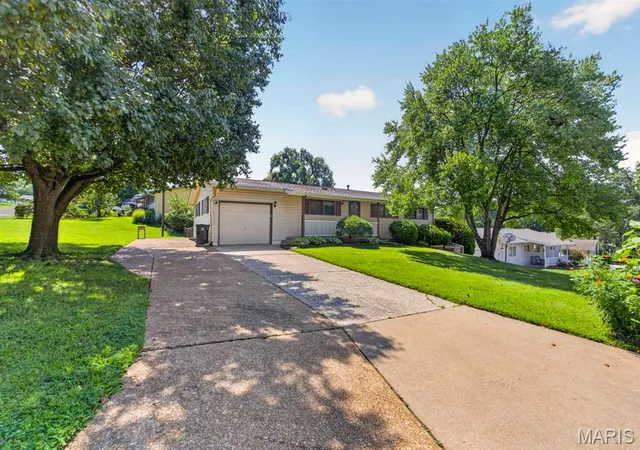Photo 2 of Sale Pending at 4146 Garvey Dr, Saint Louis, MO 63129 | MLS# MIS26044705 | Listing updated on 2026-08-29