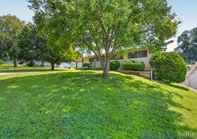 Photo 4 of Sale Pending at 4146 Garvey Dr, Saint Louis, MO 63129 | MLS# MIS26044705 | Listing updated on 2026-08-29