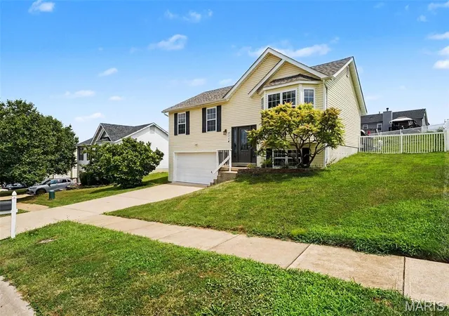 Photo 3 of Sale Pending at 3114 Valley Oaks Dr, Imperial, MO 63052 | MLS# MIS26044744 | Listing updated on 2026-09-01