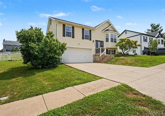Photo 3 of Sale Pending at 3114 Valley Oaks Dr, Imperial, MO 63052 | MLS# MIS26044744 | Listing updated on 2026-09-01