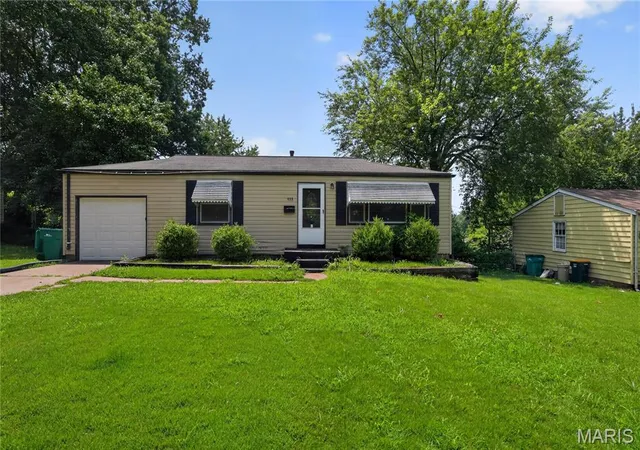 Photo 2 of Sale Pending at 636 Science Hill Dr, St Louis, MO 63137 | MLS# MIS26044762 | Listing updated on 2026-09-01