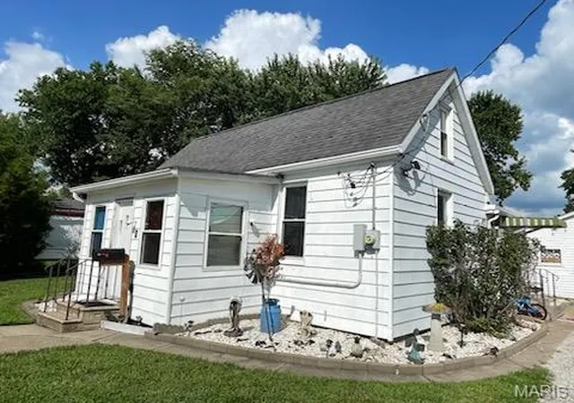 Single family home for sale at 405 S Clinton St, New Athens, IL 62264 | MLS# MIS26044791