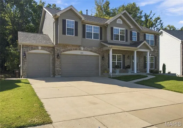 Photo 3 of Single family home for sale at 1290 Fenton Meadow Ct, Fenton, MO 63026 | MLS# MIS26044795 | Listing updated on 2026-10-10