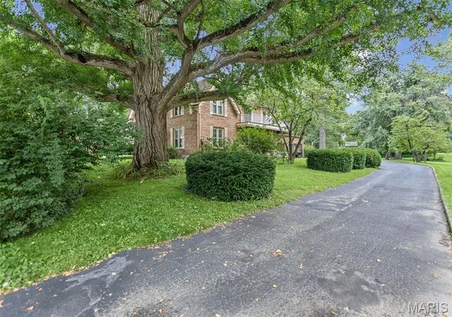 Photo 3 of Single family home for sale at 346 College Ave, Carlinville, IL 62626 | MLS# MIS26044813 | Listing updated on 2026-08-17